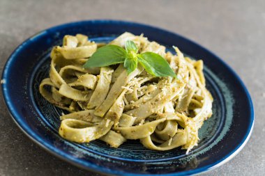 ıspanak fettuccine plaka üzerinde