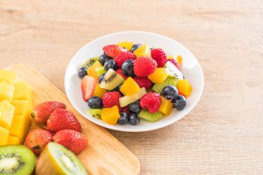 karışık taze meyve (çilek, ahududu, yaban mersini, kivi, mang