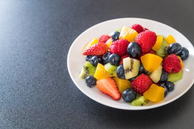 karışık taze meyve (çilek, ahududu, yaban mersini, kivi, mang