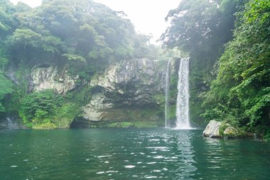 Jeju adasında Cheonjiyeon şelaleler