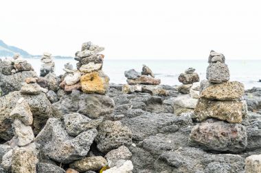 taş Hyeopjae Plajı, Jeju Adası'nda bazaltik buzlu kule