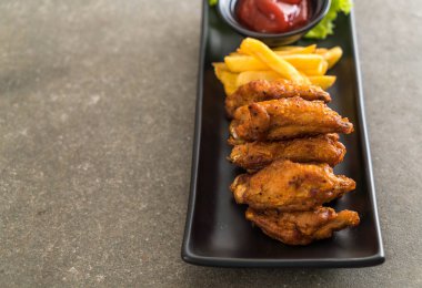 Kızarmış tavuk kanadı.