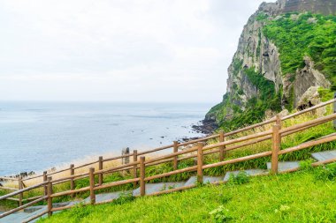 Songaksan dağın Jeju Adası.