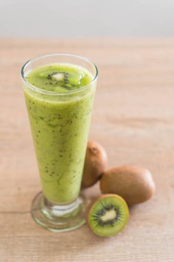 Sağlıklı taze kivi smoothie cam