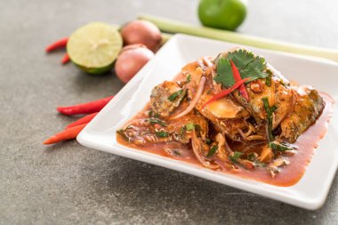 Baharatlı uskumru salatası