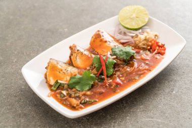 Baharatlı uskumru salatası