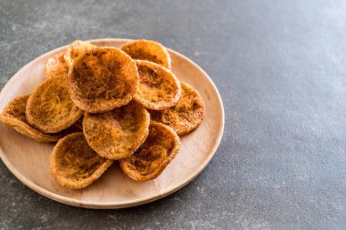 kurutulmuş rendelenmiş domuz etinin pirinç kraker