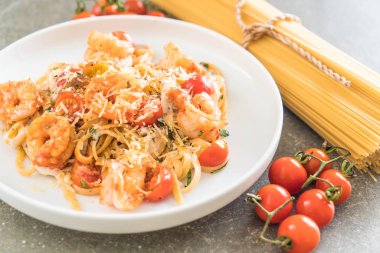 Spagetti karides, domates, fesleğen ve peynir ile 