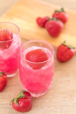 taze çilek smoothie 