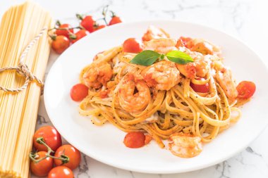 Spagetti karides, domates, fesleğen ve peynir ile 