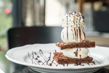 vanilyalı dondurma ile çikolatalı kek