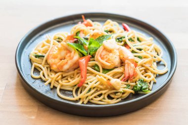karides tavada kızartılmış acılı spagetti 