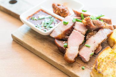 sarımsaklı ekmek ile kömür haşlanmış domuz eti boyun