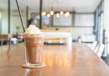 Kremalı çikolatalı milkshake.