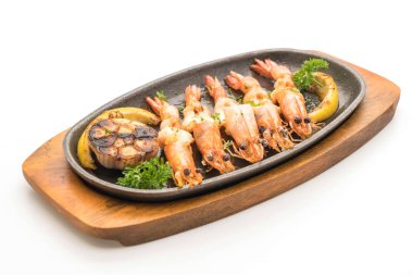 Sarımsaklı ve limonlu kızarmış karides.