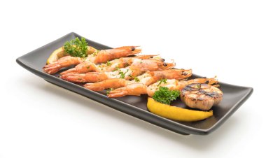 Sarımsaklı ve limonlu kızarmış karides.