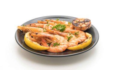 Sarımsaklı ve limonlu kızarmış karides.