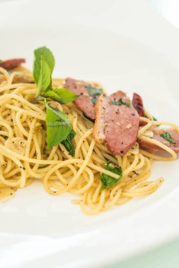 Spagetti pastırma ve sarımsak ile