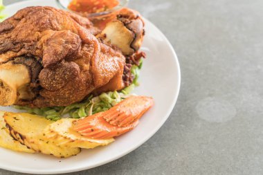 Gevrek domuz knuckle veya Alman domuz Hocks