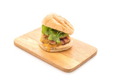 Ev yapımı taze lezzetli hamburger üzerinde beyaz backg izole Close-Up