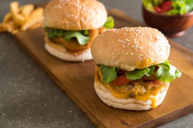 Ev yapımı taze lezzetli burger Close-Up 