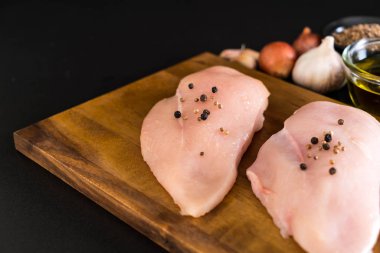 Taze çiğ tavuk filetosu.