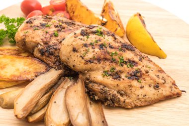 Ahşap tahta üzerinde sebzeli ızgara tavuk biftek 