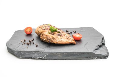 Kayrak plaka üzerinde ızgara tavuk fileto