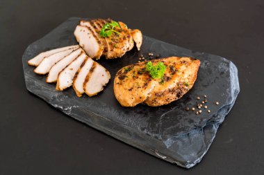 Izgara tavuk filetosu. 