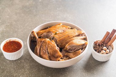 pot demlenmiş Ördek sosu ve ingradients ile