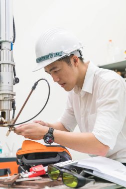 Elektrik mühendisi bir robot makine ile çalışma