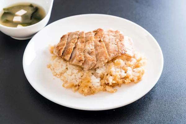 Wieprzowina teriyaki na szczycie ryż z zupa miso — Zdjęcie stockowe