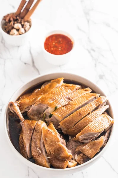 pot demlenmiş Ördek sosu ve ingradients ile