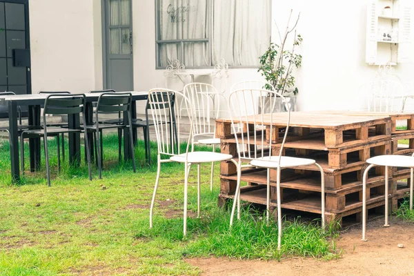 boş açık veranda sandalye