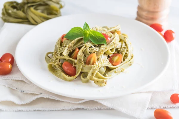 Fettuccine de espinacas con tomates — Foto de Stock