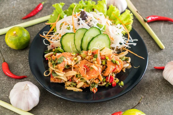 taze somon çiğ baharatlı salata