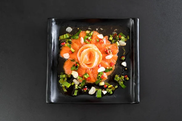 Ensalada picante cruda de salmón fresco —  Fotos de Stock