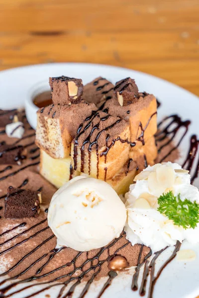 vanilyalı dondurma ve çikolata kek ile tost ekmeği