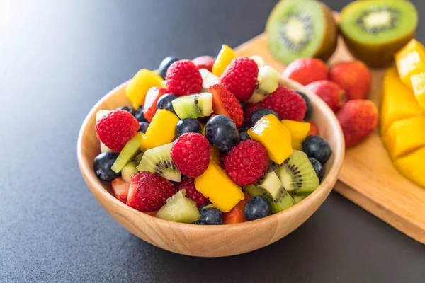 Blandad färsk frukt (jordgubbar, hallon, blåbär, kiwi, mang — Stockfoto