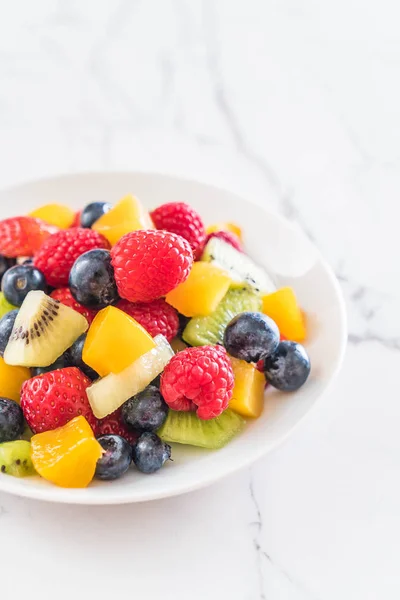 Mixed fresh fruits (strawberry, raspberry, blueberry, kiwi, mang — Stock Photo, Image