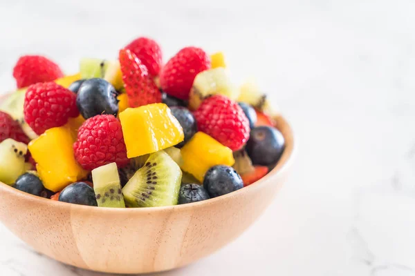 Blandet frisk frugt (jordbær, hindbær, blåbær, kiwi, mang - Stock-foto