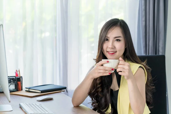 Aziatische zakenvrouw blij met koffiekopje — Stockfoto