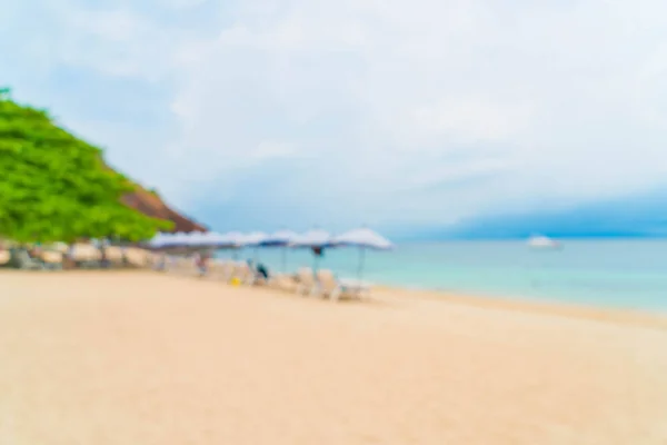 Abstrakte verschwimmen schöne Luxus-Schirm und Stuhl auf dem Meer und bea — Stockfoto