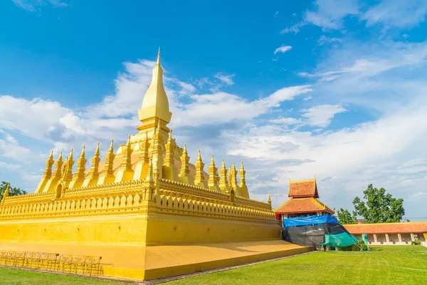 Arquitetura bonita em Pha que Luang, Vientiane, Laos . — Fotografia de Stock