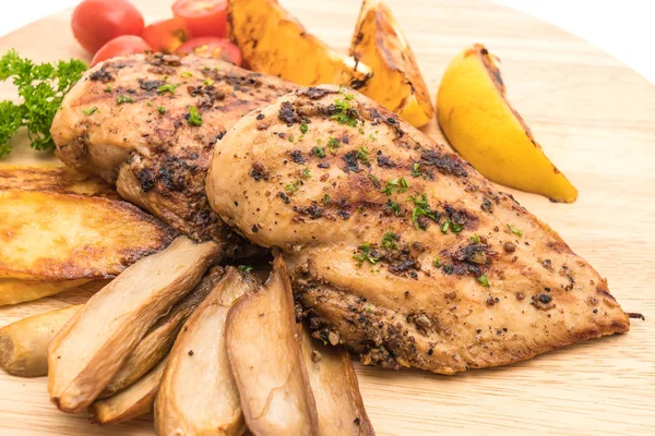 Ahşap tahta üzerinde sebzeli ızgara tavuk biftek 