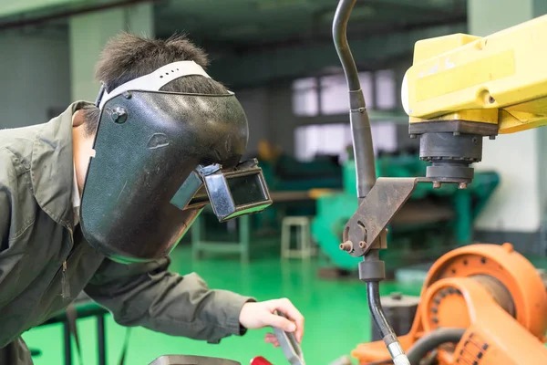 Elektrik mühendisi bir robot makine ile çalışma