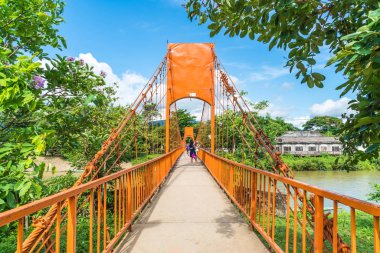 Vang Vieng, Laos. 12 Mayıs 2017: Turuncu renk köprü Jung Mağarası