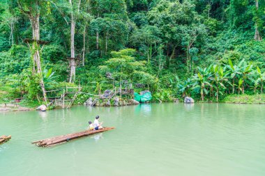 Vangvieng, Laos 13 Mayıs 2017: Turist Blue Lagoon tadını çıkarın