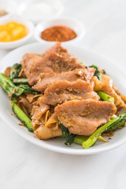 soya sosu ve domuz kızarmış noodle 