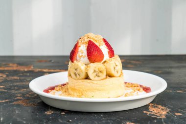 sıcak kek krem, çilek, muz ve tanımlama bilgisi ile harap 